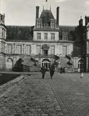 Fontainebleau. Schloss. Mittelpavillon und Freitreppe der Hauptfassade zur Cour du Cheval Blanc