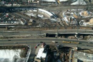 Ersatzneubau der Marienbrücke (Eisenbahnbrücke über die Elbe). Östlicher neuer Überbau im Bereich der südlichen Vorlandbrücke mit 2 Gleisen während des Baues des westlichen Überbaues. Luftbild-Schrägaufnahme von Südost mit Baustelleneinrichtung und Baustofflager