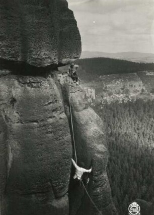 Sächsische Schweiz, Schrammsteine. Zinne. Seilschaft Oswald Kunis und Paul Illmer im Riß der Ausstiegskante am FKV-Weg (VIIb [VIIc])