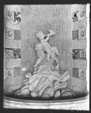 Potsdam, Neues Palais, Grottensaal, R.: 177, Westwand: zweiter südlicher Brunnen.