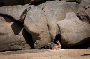 Frankreich. Bretagne. Cotes d Armor. Tregastel. Cote de Granit rose. Rosa Granit Küste. Felsenmeer. Frau beim Sonnenbad