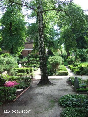 Städtischer Friedhof Dahlem mit Grabdenkmalen und Einfriedung; Berlin, Steglitz-Zehlendorf