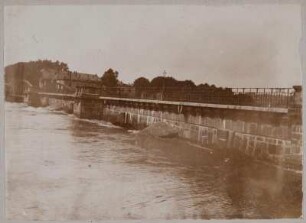 Grimma. Pöppelmannbrücke (1719; nach Entwurf von M. D. Pöppelmann). Ansicht über die Mulde bei Hochwasser