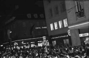 Freiburg: Fackelzug hinter Publikum