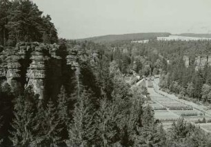 Sächsische Schweiz. Blick vom Sachsenstein des Bielatal abwärts auf Schweizermühle mit Baumschulen im Talgrund