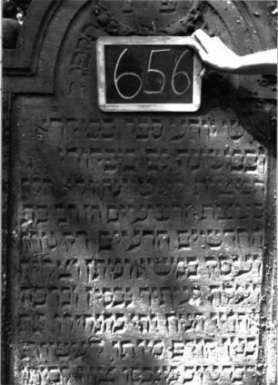 Grabstein 656 (Index: 100104934) Material: Sandstein Zustand: leicht verwittert Maße HxBxT: 170x89x14 cm Beschreibung: Stele, eingezogener Rundbogenabschluss mit Verdachung, auf den Einzügen Kugelaufsätze, Schriftfeld eingetieft, im Bogenfeld gekreuzte Akanthusblätter, an den seitlichen Rahmen Blütenfries Symbolik: Blütenfries, gekreuzte Akanthusblätter Besonderheit: kulturhistorisch wertvoll / künstl.-formale Gründe (Inschrift): Grabstein 656 (Detailaufnahme 3)