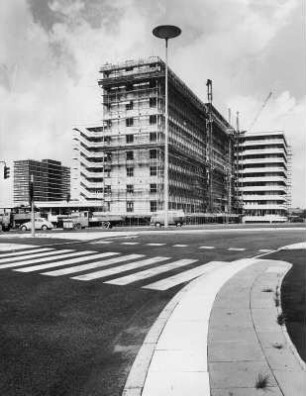 Hamburg-Winterhude. Aufbau der Bürostadt City Nord, Peters AG (links) und Esso AG (rechts)