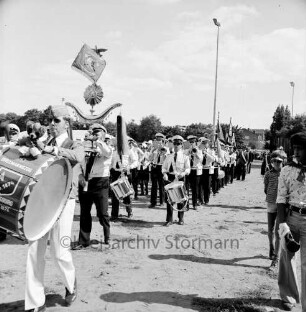 Schützen- und Volksfest: Veranstalter Heimatring und Ahrensburger Schützengilde: Umzug: Einmarsch auf dem Stormarnplatz: Feuerwehrkapelle, 22. August 1976