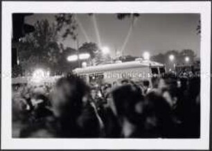 Menschenmenge am 3. Oktober 1990 in Berlin mit Notarztwagen und Polizei (Altersgruppe 14-17)