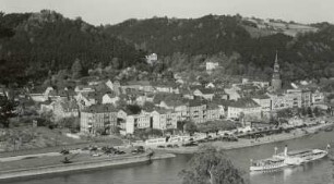 Bad Schandau, Blick von Südwesten über die Elbe mit Dampfer Dresden auf die Stadt mit Ausschiffungsplatz und Parkplatz