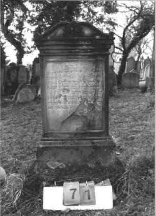 Grabstein 71 (Index: 99786704) Zustand: Inschrift z. T. verwittert und abgbröckelt Maße HxBxT: 94x41x16 cm Besonderheit: Kindergrab: Grabstein 71