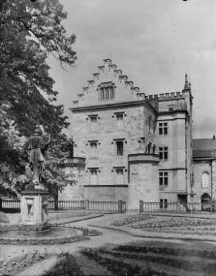 Friedrichroda-Reinhardsbrunn. Schloss Reinhardsbrunn. Gartenseite mit Denkmal für Ludwig den Springer