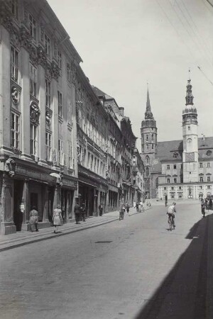 Bautzen, Hauptmarkt, Blick zur Südseite des Rathauses mit Häusern an der Westseite des Marktplatzes