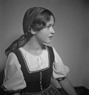Mädchen in Tracht aus dem Wienerwald