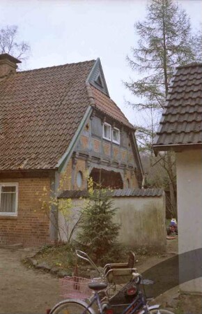 Wöhrendamm 143: traufständiges Landhaus: Giebelseite mit Vorkragung, Loggia: Mauer als Sichtschutz