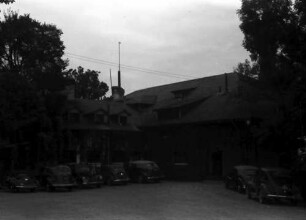 [Baneasa: Parkende Autos vor dem Luftwaffenlazarett]