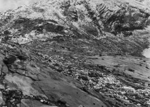 Gletscherschliff : Im Gebirge mit einer, durch einen Gletscher, abgeschliffen Felsfläche
