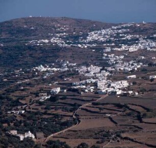 Sifnos. Blick auf die Binnendörfer vom Berg Agios Andreas, 83km2, 2258 Einwohner. K2
