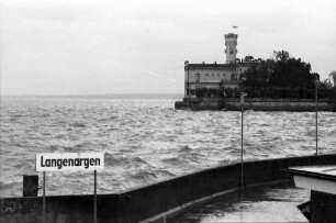 Langenargen: Bewegter Bodensee mit Schloss Montfort