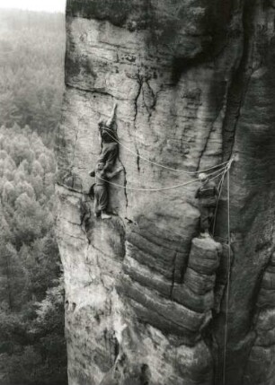 Sächsische Schweiz. Pfaffenstein, Barbarine. Seilschaft Rudolf Stolle an der Talseite (VIIc)