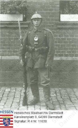Militär, Uniformen / Großherzoglich Hessisches Infanterieregiment Nr. 116 / Soldat, Porträt, Ganzfigur