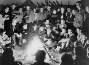 Stockholm. Internationaler Jugendtag 1950. Romantik pur - Jugendliche sitzen am Lagerfeuer