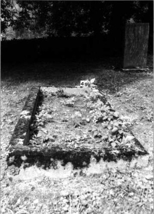 Grabstein 49 (Index: 100106179) Zustand: nur Einfassung vorhanden Beschreibung: Einfassung: Grabstein 49