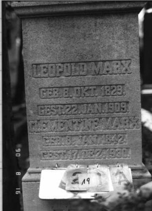 Grabstein 19 (Index: 99618197) Maße HxBxT: 141x51x25 cm Besonderheit: Familiengrab: Grabstein 19A