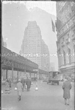Straßenszene mit Hochbahn und zahlreichen Passanten, Manhattan, New York