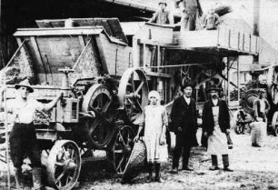 Dreschmaschine mit Dampfantrieb und Strohpresse