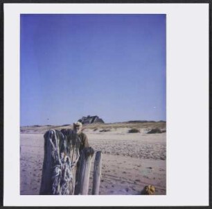 Wolfram Siebeck hinter Buhnen am Strand von Sylt