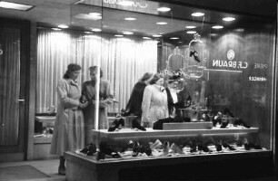 Stuttgart: Schuhgeschäft in der Königstraße mit Doppelvitrine