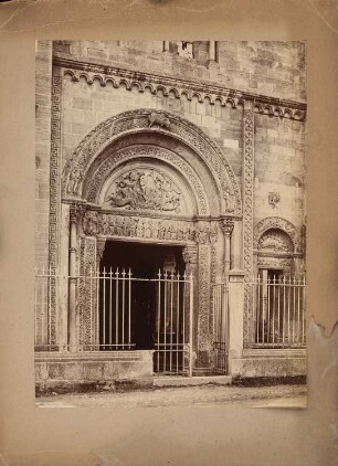 Saint Fortuné des Benediktinerklosters, Charlieu: Ansicht des großen Portals zum Narthex