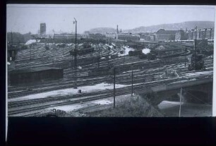 Blick auf die Gleisanlagen und Bahnsteighallen des Hauptbahnhofs