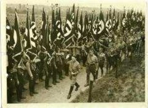 Adolf Hitler schreitet Formationen von Fahnenträgern beim SA-Treffen in Braunschweig ab