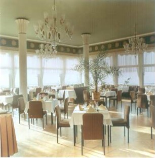 Dresden-Weißer Hirsch, Bergbahnstraße 8. Luisenhof. Veranda mit eingedeckten Tischen