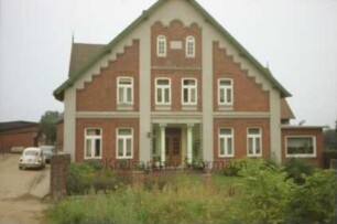 Eichede: Kirchenstraße: Bauernhaus: Giebelfront Wohntrakt mit Lisenen, Windfang mit Säulen, Eingangstür: rechts Anbau