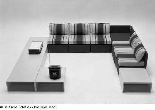 Sitzgruppe (variabel) : Variable Sitzgruppe (1972; Möbelkombinat Halle). Ansicht mit Beistelltischen