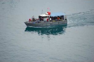 Nizza - Boot im Hafen : Boot fährt in den Hafen (Bassin Lympia) unterhalb des Schlossberges von Nizza. Aufgenommen 2006