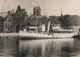 Wismar. Dampfschiff der Weßen Flotte "Insel Poel" im alten Hafen.