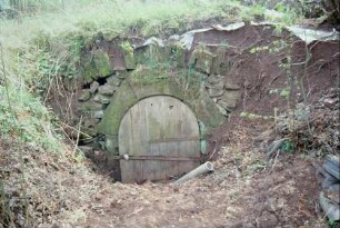 Kellertür eines Kellers auf dem Trinkhügel