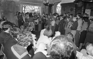 Weihnachtsbescherung von Soldaten der Fregatte Karlsruhe für die Kinder des städtischen Kinderheims in der Sybelstraße
