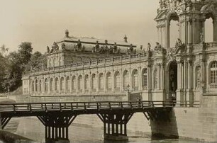 Dresden, Zwinger : Dresden. Zwinger. Blick von der Ostraallee auf Langgalerie O, Kronentor und Zwingerbrücke