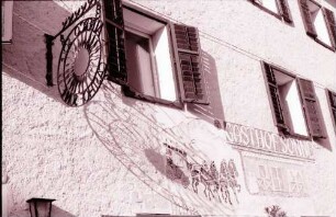 Meran Dorf Tirol: Gasthausschild Sonne mit Schatten auf gemalter Pferdekutsche