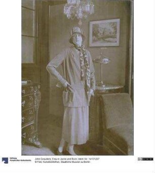Frau in Jacke und Rock
