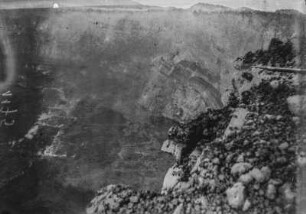 Krater des Nyiragongo : Blick vom Kraterrand in den Krater des Vulkans Nyiragongo in der Gruppe der Virunga-Vulkane