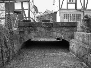 Brücke und Mühlgraben (Brücke); Kaufungen, Mühlgraben (vor Mittelstraße 7)