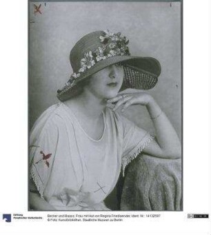 Frau mit Hut von Regina Friedlaender