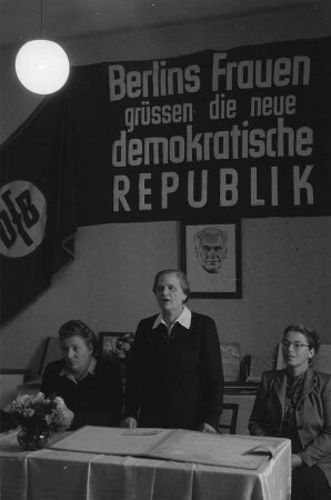 Verabschiedung einer Delegation des Demokratischen Frauenbundes Berlin mit Wilhelmine Schirmer-Pröscher, Elli Schmidt, Roberta Grupa und Eva Schmidt-Kolmer zum Kongress der Internationalen Demokratische Frauenföderation (IDFF) in Moskau : Gruppenporträt mit Elli Schmidt, Roberta Grupa und Eva Schmidt-Kolmer (von links nach rechts)