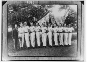 Männerturnergruppe des Turnvereins Krauchenwies im fürstlichen Park, links Vorsitzender Hans Härtl